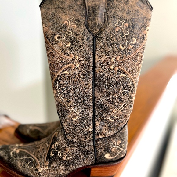 Circle G ladies embroidered brown leather cowboy boots, snip toe, sz 5.5 - Picture 2 of 9